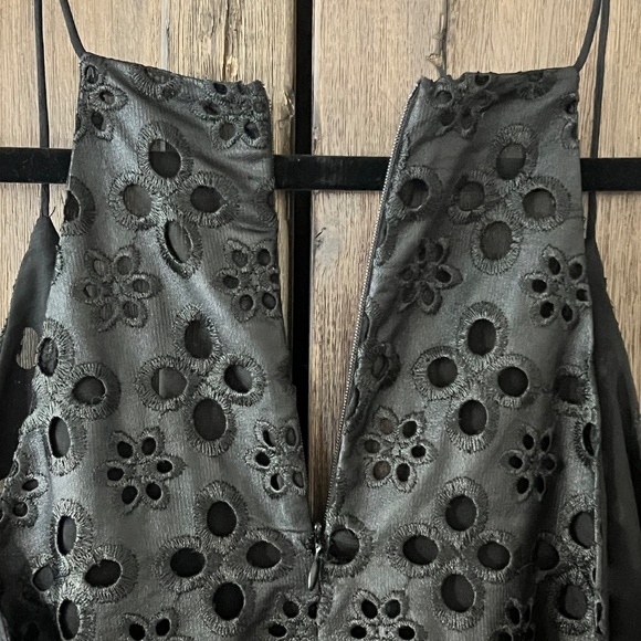 ASTR The Label Black Embroidered Sheer Floral Zip Closure Tank Size Small - Picture 4 of 7